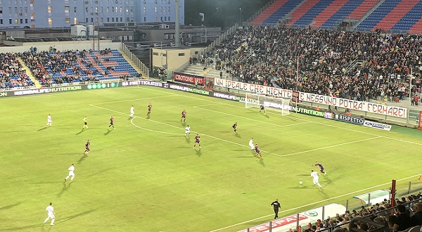 Crotone-Padova 2-1, vittoria scaccia crisi