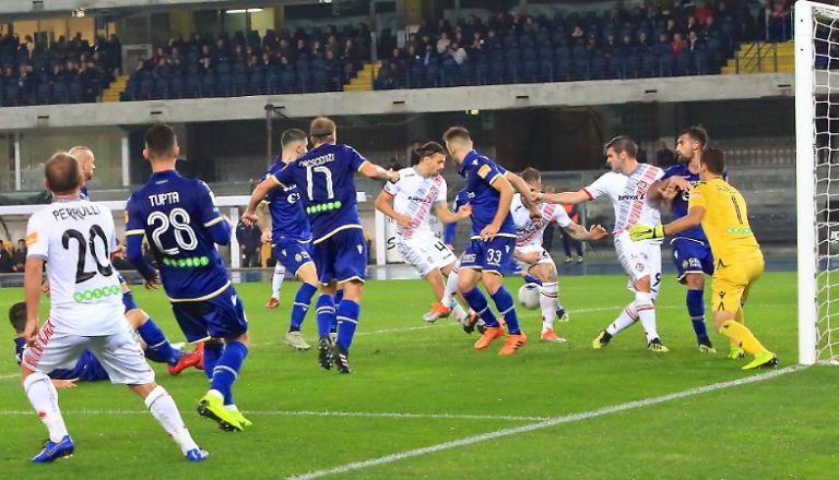 Verona fermato in casa dalla Cremonese 1-1 al Bentegodi