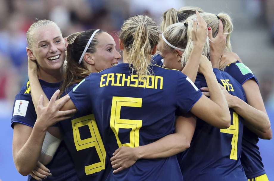 L'esultanza delle svedesi che continueranno il loro sogno Mondiale in semi finale.