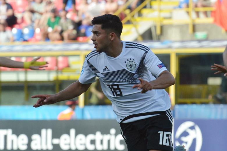 Amiri esulta dopo aver portato avanti i suoi; Germania-Romania 1-0.