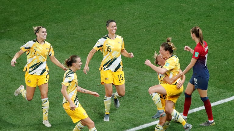 Le australiane esultano per il goal di Kellond-Knight, arrivato direttamente da calcio d'angolo
