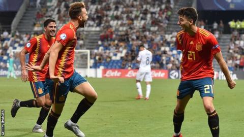 Mayoral esulta con i compagni per la quarta rete della Spagna; Spagna-Francia 4-1.