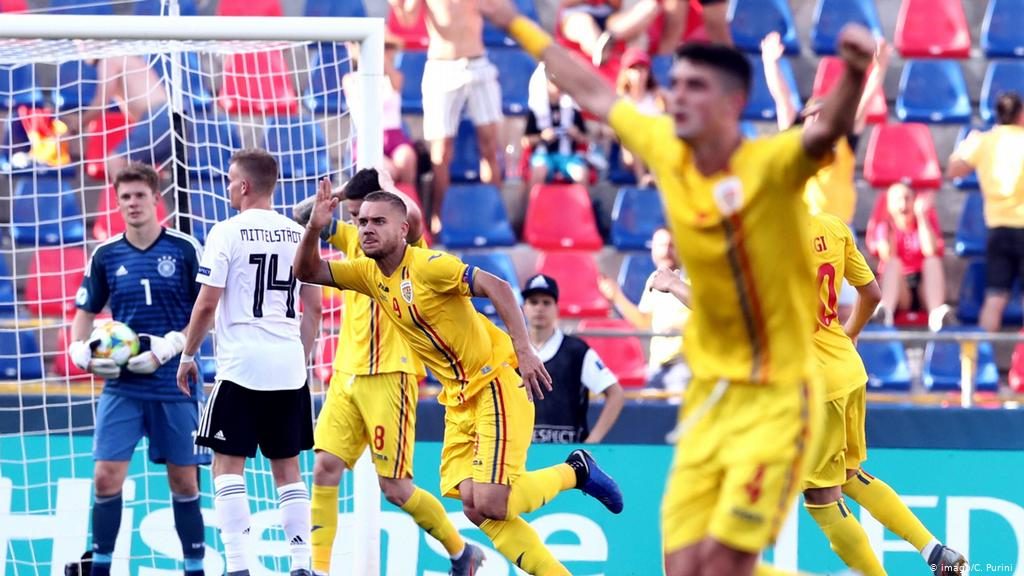 Puscas con una doppietta ribalta momentaneamente la partita; Germania-Romania 1-2.
