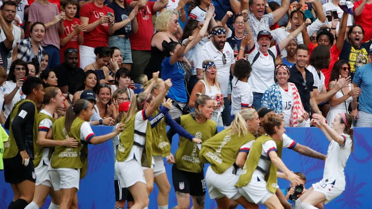 Le giocatrici della nazionale di calcio femminile degli Stati Uniti festeggiano la rete di Rose Lavelle, nella finale della FWWC disputata in Francia, la scorsa estate.