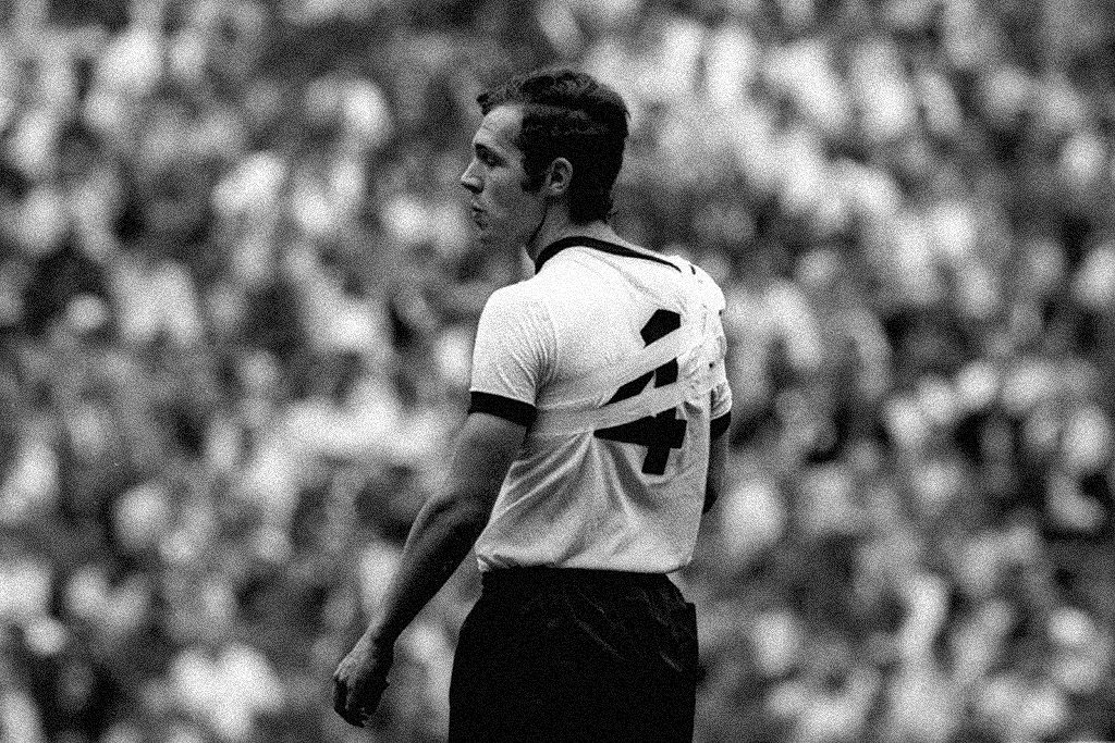 Franz Beckenbauer con la fasciatura per la spalla lussata