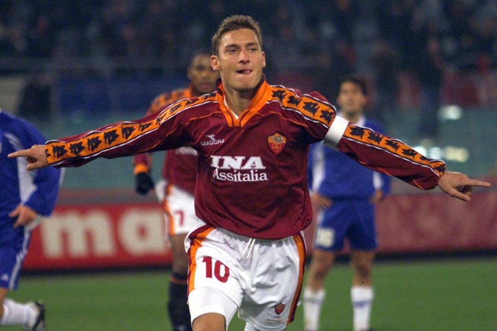 Francesco Totti - esulta dopo una rete