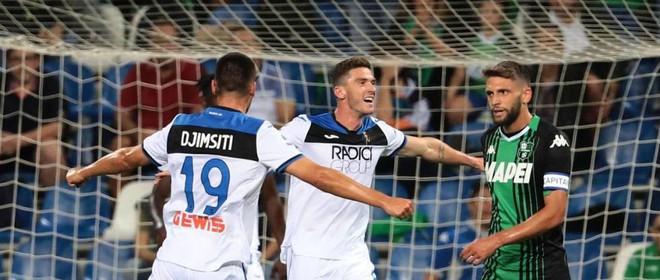 Gosens esulta dopo la sua rete; Sassuolo-Atalanta 0-2.