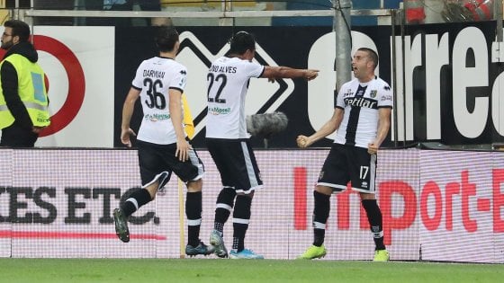 I giocatori del Parma corrono ad esultare da Barillà, il cui colpo di testa dopo la deviazione di Bourabia ha regalato la vittoria al Parma.