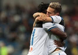 Il Papu Gomez va ad abbracciare Duvan Zapata per l'assist che gli ha permesso di realizzare la sua personale doppietta; Sassuolo-Atalanta 0-3.