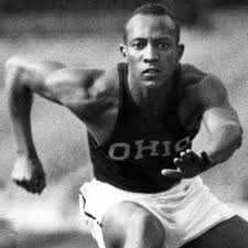 Jesse Owens con la divisa dell'Università dell'Ohio