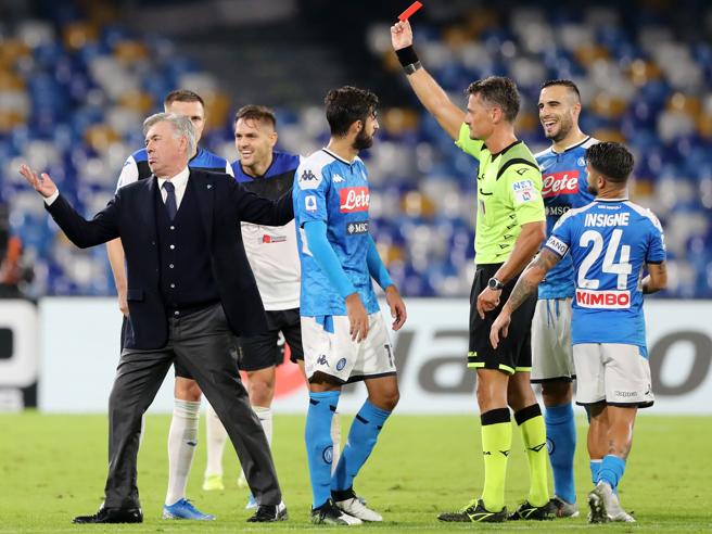 Furia Napoli contro Giacomelli! Ancelotti espulso. Al San Paolo finisce 2-2