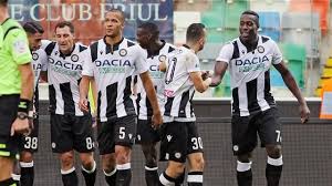 I calciatori dell'Udinese festeggiano con Okaka la rete dell'1-0, che a fine gara risulterà decisiva; Udinese-Torino 1-0.