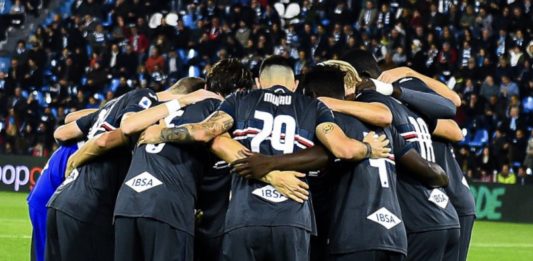 I giocatori della Sampdoria in cerchio, cercano di uscire tutti insieme dalla crisi e intanto festeggiano i primi tre punti esterni; Spal-Sampdoria 0-1