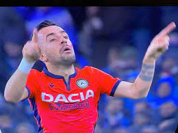 Nestorovski, dopo il gol, esulta polemicamente contro il VAR che gli aveva annullato il gol ad inizio gara; Sampdoria-Udinese 0-1.