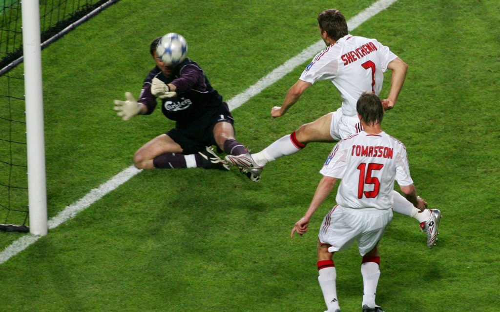 La parata con cui Dudek salva la porta del Liverpool, sul tentativo ravvicinato di Shevchenko, nella finale di Champions League del 2005 tra Liverpool e Milan.