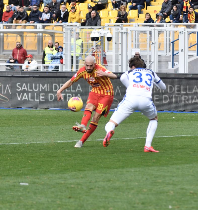 La splendida conclusione di Saponara che è valsa il momentaneo 1-2 al Lecce. Lecce-Atalanta 1-2.