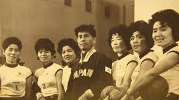 L'allenatore Daimatsu con le "Streghe d'Oriente".