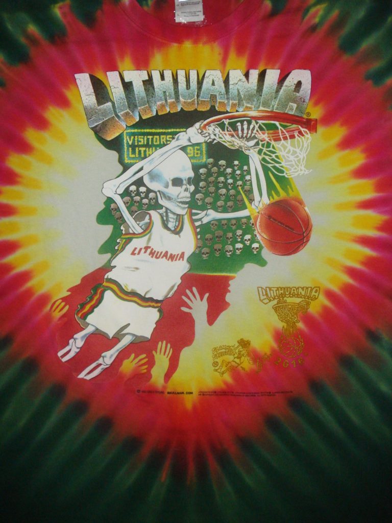 La divisa della Lituania alle Olimpiadi del 1992 con lo Slam-Dunking Skeleton, disegnato dall'artista Greg Speirs.