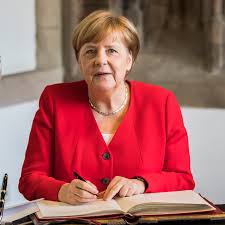 Angela Merkel deciderà probabilmente in queste ore se far ripartire o no la Bundesliga ufficialmente.