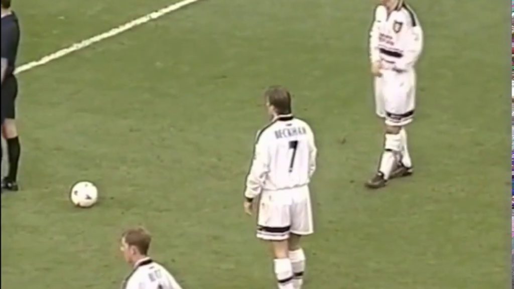 David Beckham prima di un calcio di punizione.