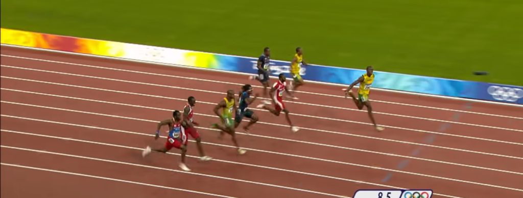 Bolt esulta negli ultimi 30 metri della finale di Pechino, dei 100 metri piani.