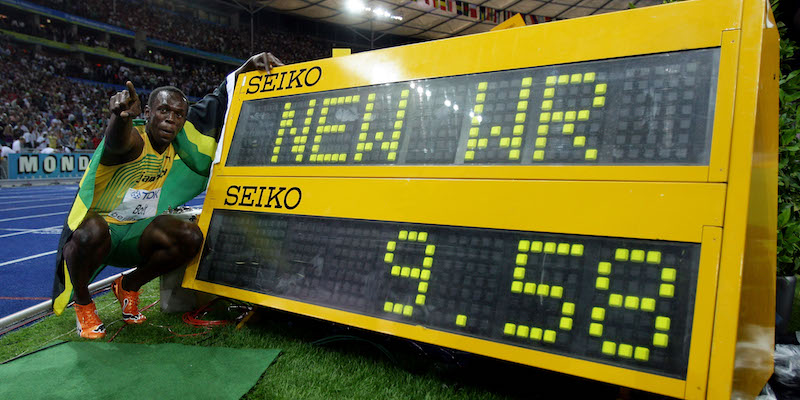 Usain Bolt vicino al cronometro ai Mondiali di Berlino del 2009.
