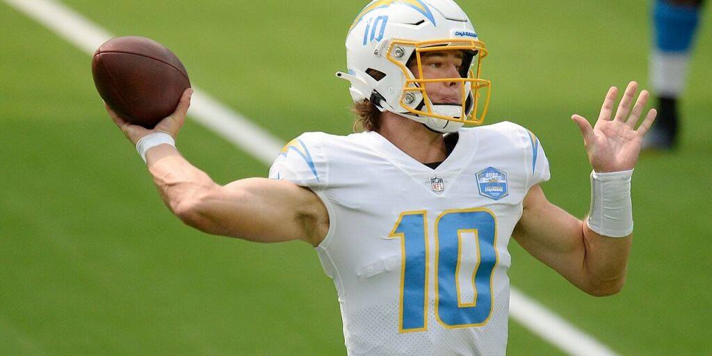 Justin Herbert con i Los Angeles Chargers.