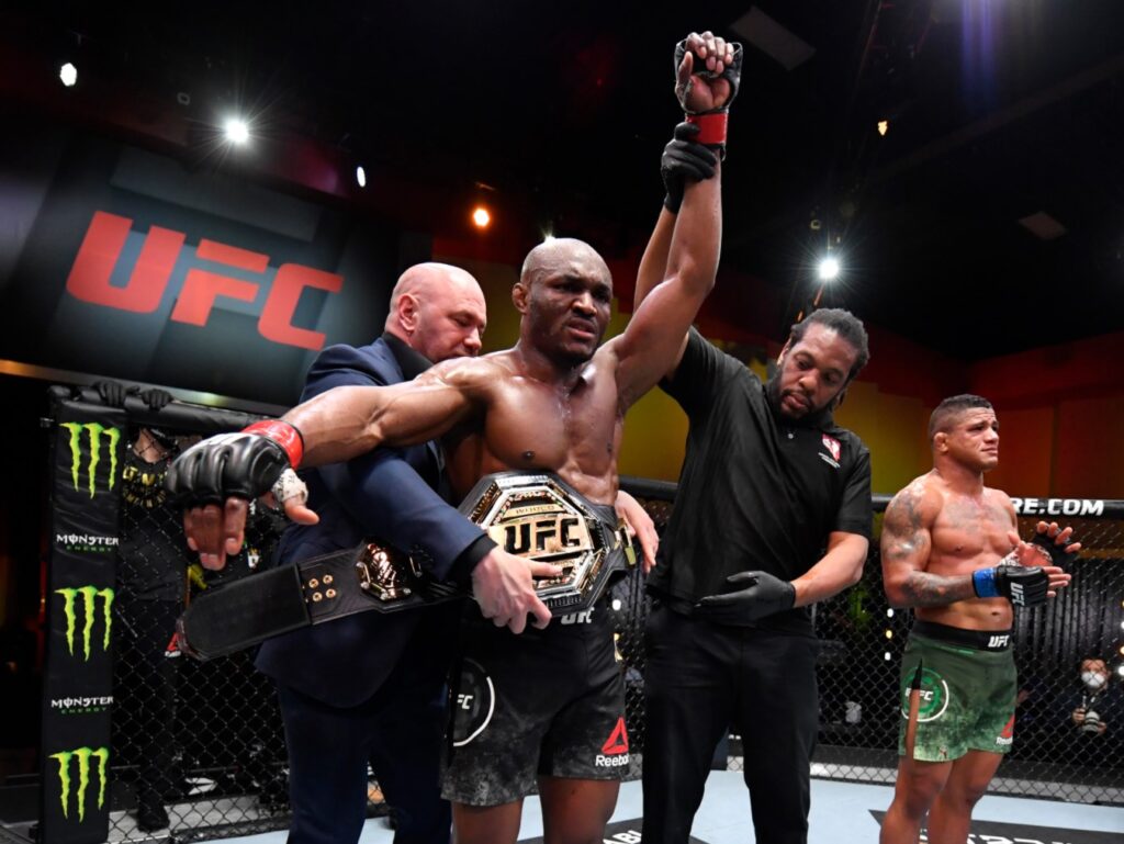 UFC - Dana White consegna la cintura dei welter a Kamaru Usman