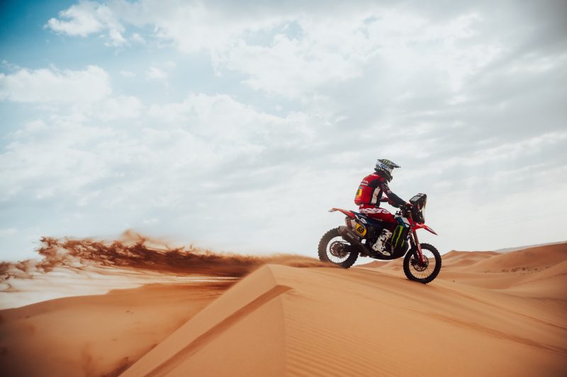 Dakar 2025: Tosha Schareina in Lotta sul Fronte nella Settima Tappa per Monster Energy Honda HRC